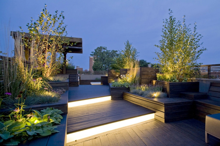 Treppen mit Led-Beleuchtung, drei Bäume, Terrassendiele und Terrassenpflanzen