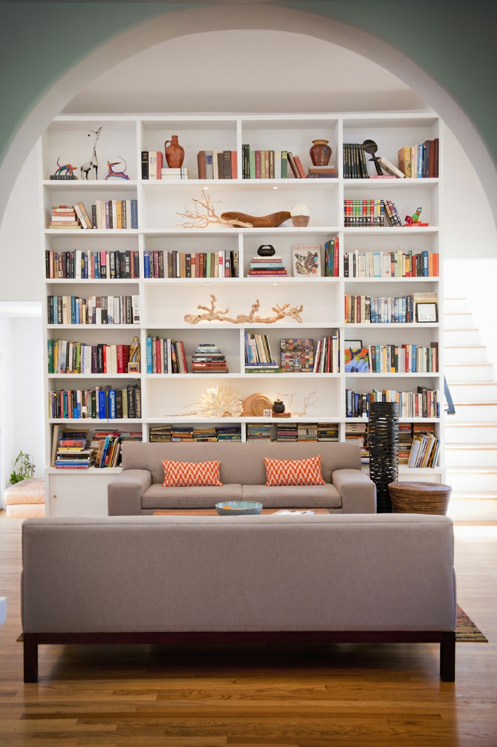 ein weißes Regal mit vielen Büchern und sonstige kleine Dekorationen, selber bauen Ideen