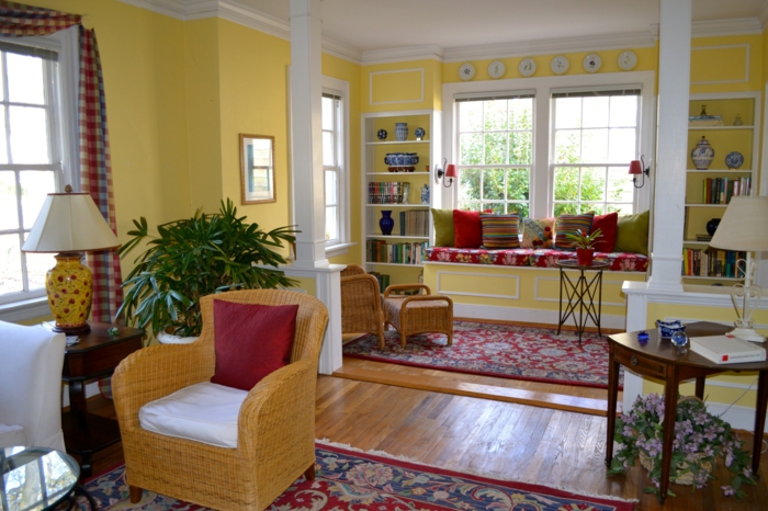 gelbe Wände von einer Wohnung mit farbenfrohe Möbel Säulen Trennwand für Zimmer
