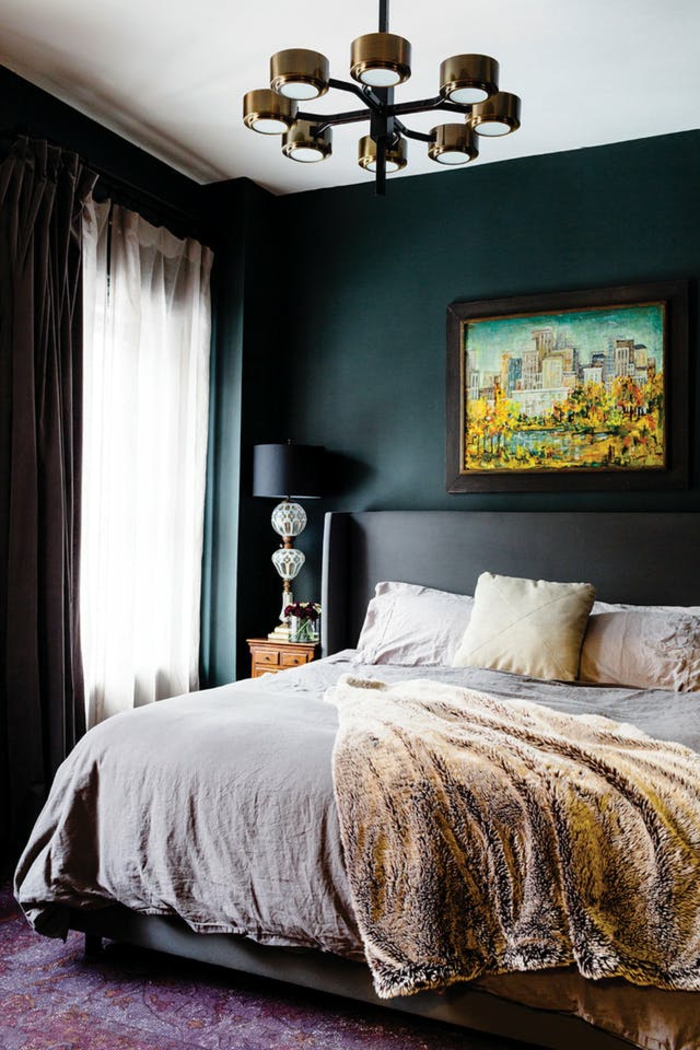 ein schönes Bild als Schlafzimmer Deko, eine Lampe in der Ecke, Perserteppich unter dem Bett