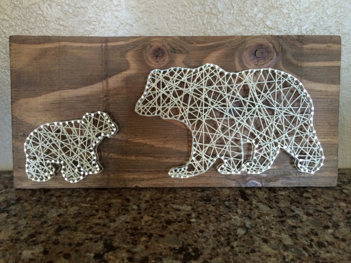 zwei Eisbären, ein kleiner und ein großer mit weißen Fäden geflochten, String Art Bild