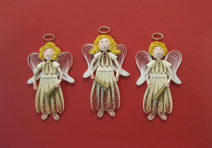 drei kleine quilling engel, engel basteln mit kindern, engel aus papierstreifen, blonde haare und weiße kleider