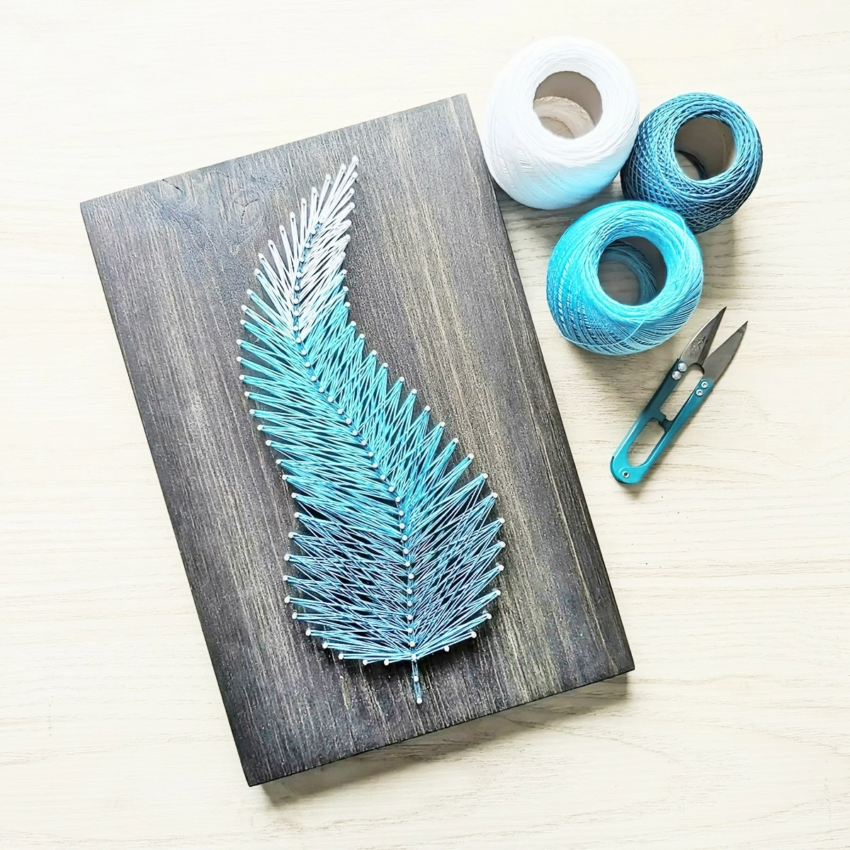 fadenbild ideen ombre feather in weiss und blau 