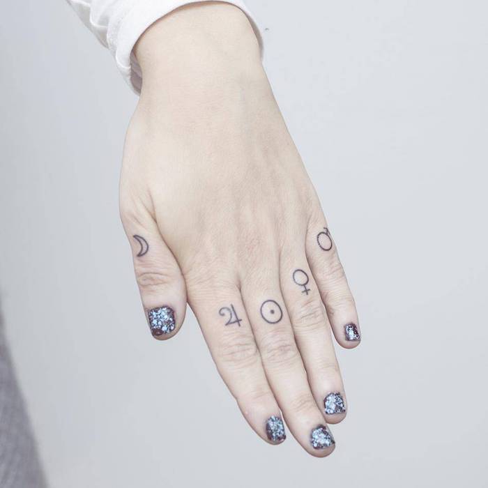 tattoo sternzeichen ideen für tattoos auf den fingern die symbole von den planeten sonne mond jupiter venus mars