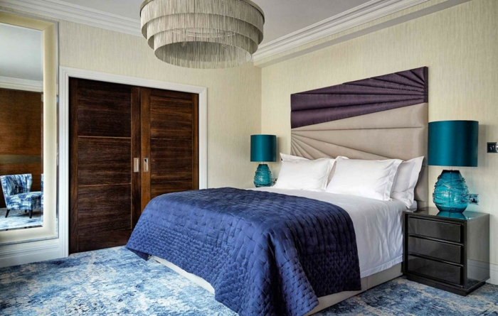 modernes Schlafzimmer einrichten Beispiele, ein brauner Schrank, gepolsterte Bettlehne