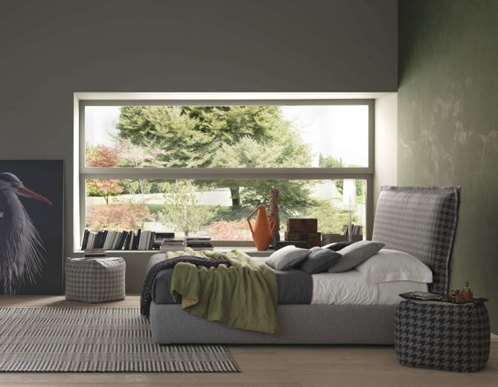 ein großes Fenster zu dem Garten, grauer Teppich, graue Bettwäsche, Bild mit Vögeln, moderne Zimmer