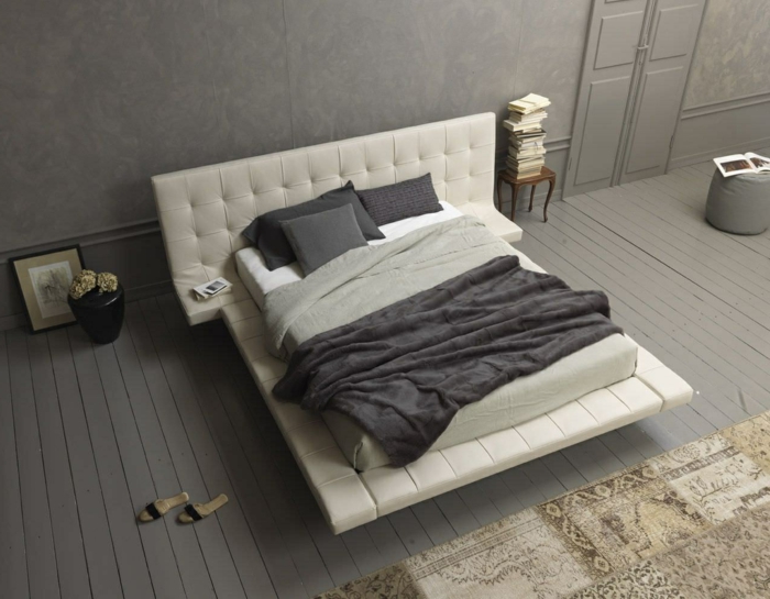 Schlafzimmer Ideen, graue Bettwäsche, graue Decke, eine schwarze Vase, graue Diele