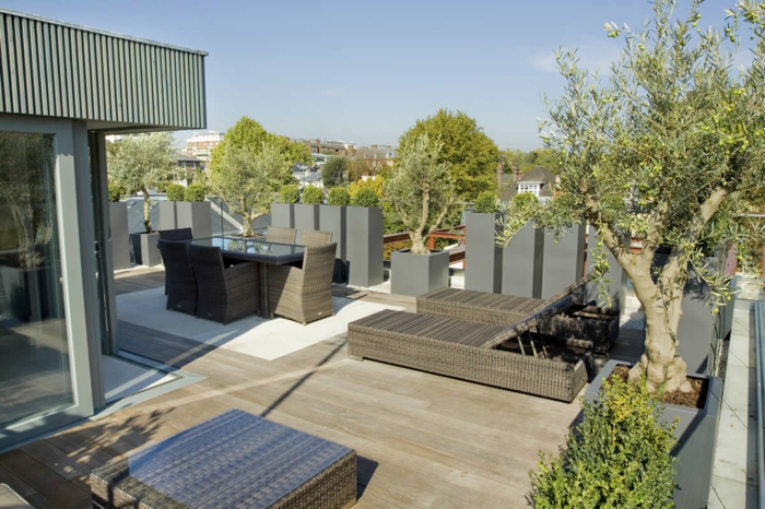 Terrasse in drei Teilen, Platz zum Essen, zwei Liegestühle, ein Hocker, Terrassen Beispiele