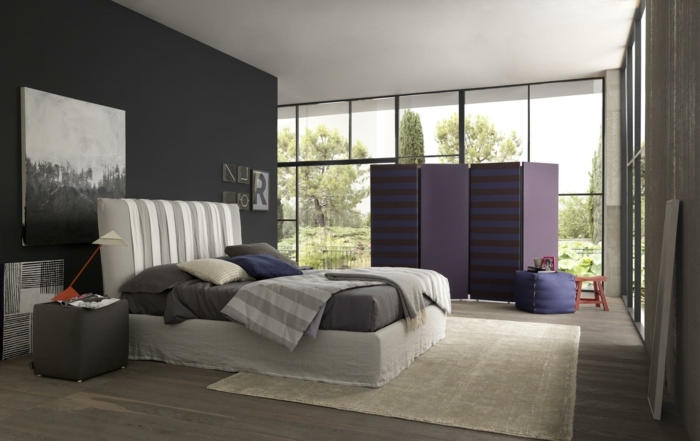 moderne Zimmer, lila Raumteiler, graues Bild an der Wand, graue Bettwäsche, graue Wand