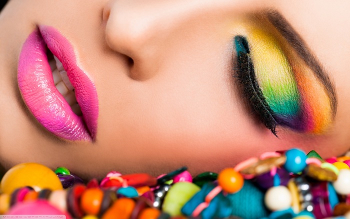 Make-up Inspiration, Lidschatten in grellen fröhlichen Farben, rosafarbener Lippenstift, Lidstrich und schwarze Mascara