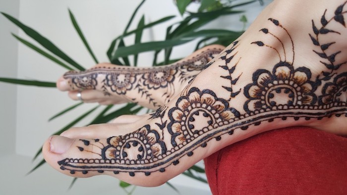 henna bilder, die füße mit braunem henna verzieren, blumen-muster, mehndi
