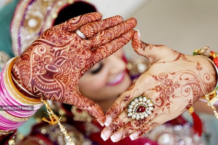 henna bilder, braut mit traditionellen indischen tätowierungen, rotes henna, großer ring mit perlen und rubin