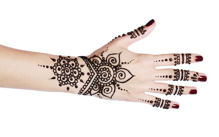 henna muster für anfänger, dunkelroter nagellack, mehndi mit blumen-motiven
