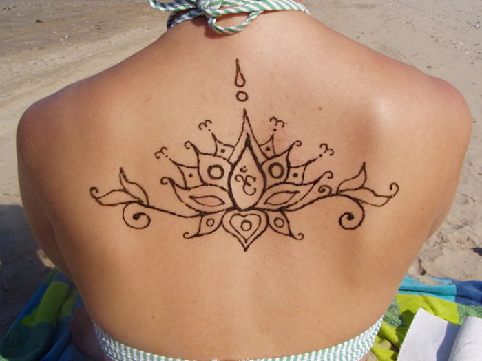 henna muster für anfänger, frau mit großem tattoo mit lotus-motiv, mehndi 