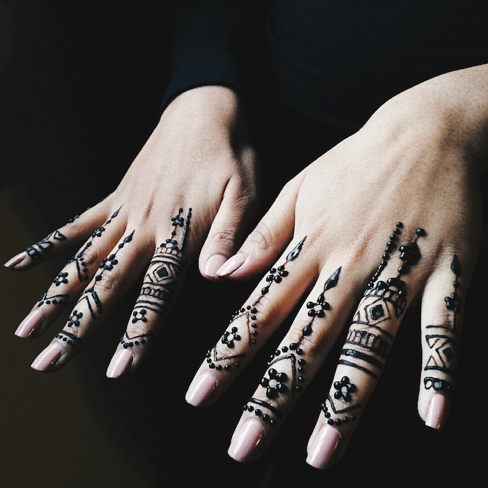 henna muster für anfänger, lange nägel, beige nagellack, temporäre tattoos mit schwarzem henna