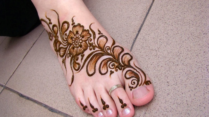 henna muster für anfänger, silberner ring, indische tätowierung mit blumen-muster