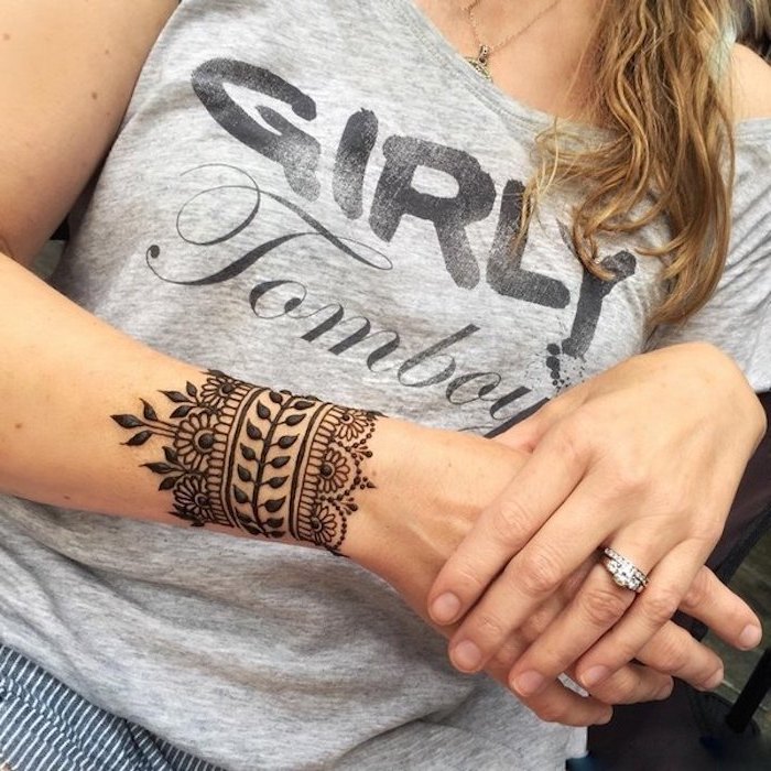 henna muster für anfänger, silberner ring mit stein, kleines temporäres tattoo am arm
