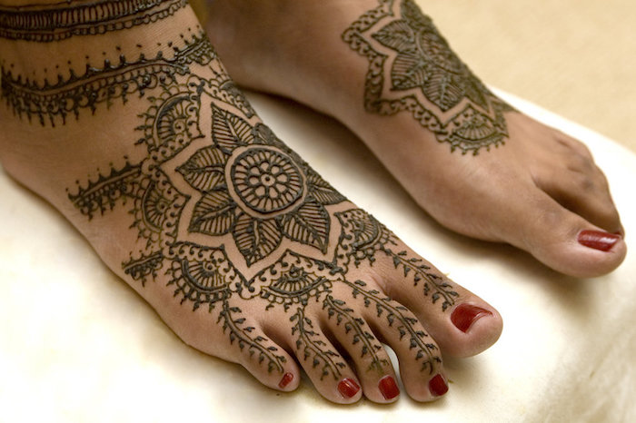 henna selber machen, roter nagellack, füße mit henna verzieren, indische tätowierungen