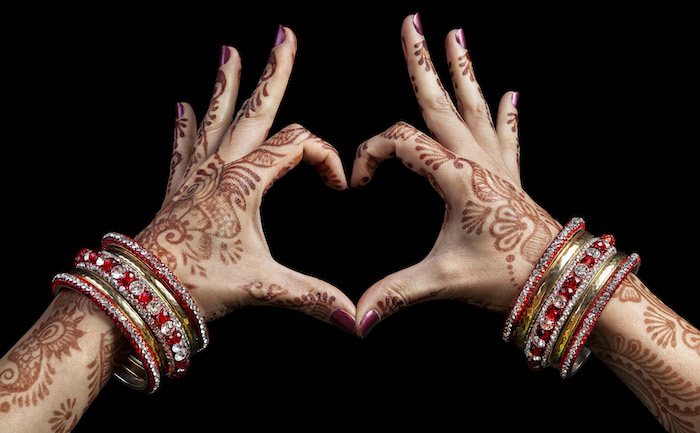 henna selber machen, große goldenen armreifen mit roten steinen, herz, tranditionelle indische tätowierungen