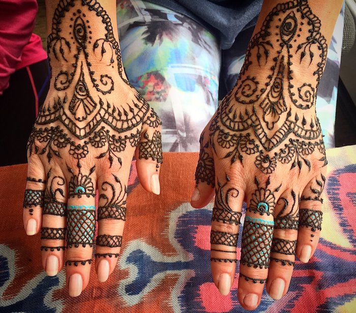 henna selber machen, traditionelle indische tätowierungen mit braunem und blauem henna