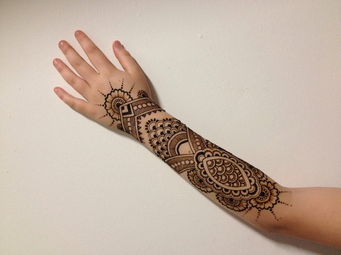 henna selber machen, arm mit henna verzieren, tattoo mit braunem henna, unterarm