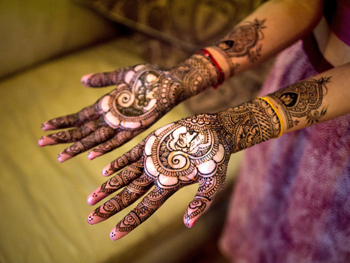henna selber machen, frau mit tranditonellen indischen tattoos an den armen