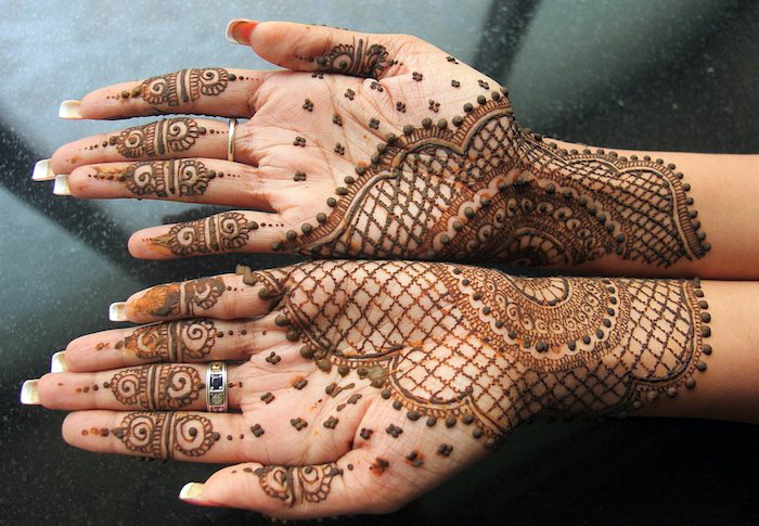 henna selber machen, lange nägel, detaillirte indische tätowierungen an den händen