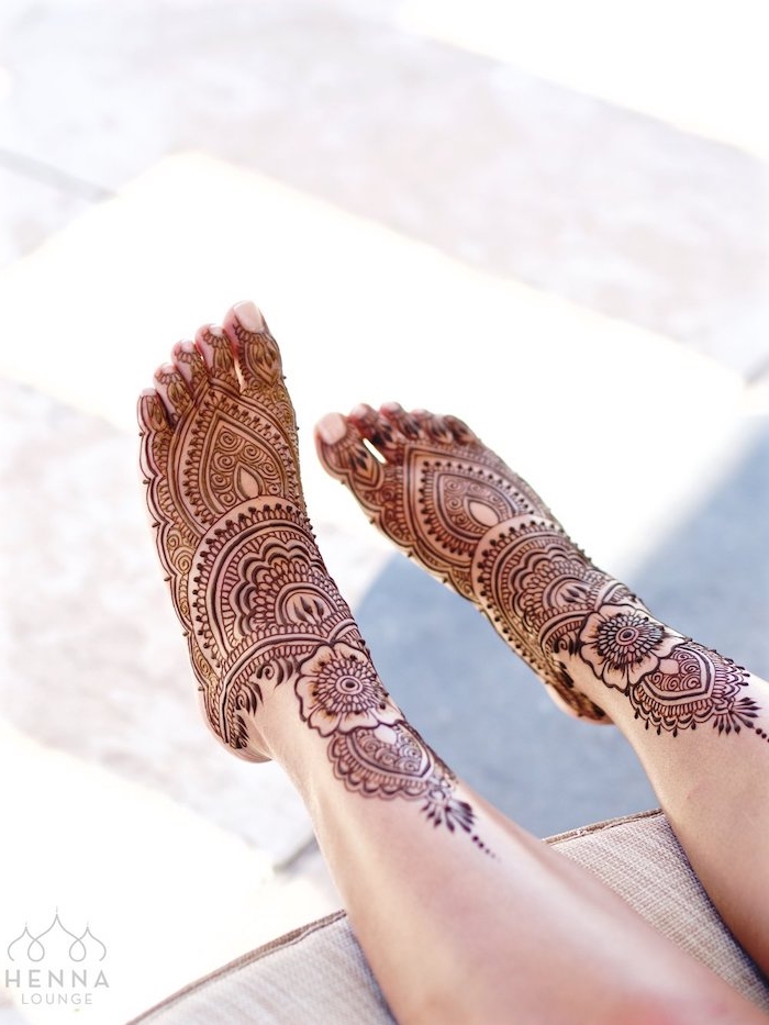 henna selber machen, große detaillierte temporäre tattoos an den füßen, mehndi