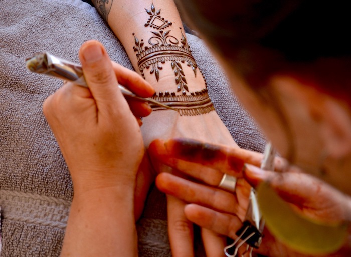 henna stift, temporäre tätowierung mit henna machen, henna-motive