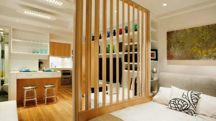 ein Raumtrenner aus Holz, trennt Schlafzimmer aus dem anderen Bereichen der Einzimmerwohnung