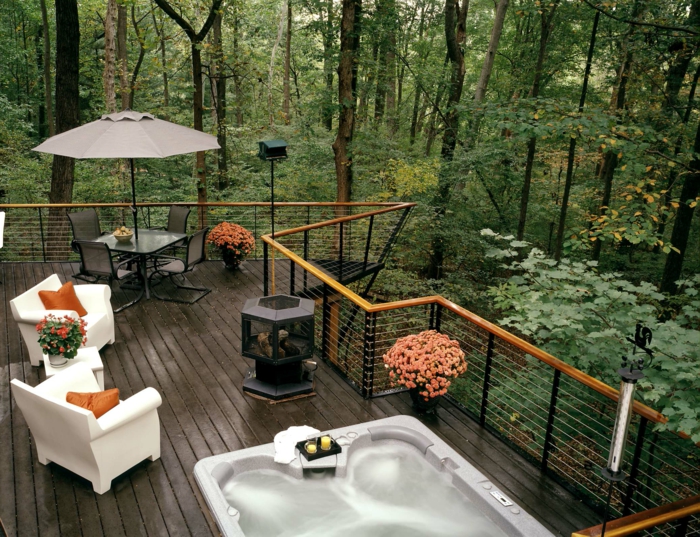 ein Ferienhaus im Wald, viele Sitzplätzen, um die Aussicht zu beobachten, ein Whirlpool, Terrassen Ideen Bilder