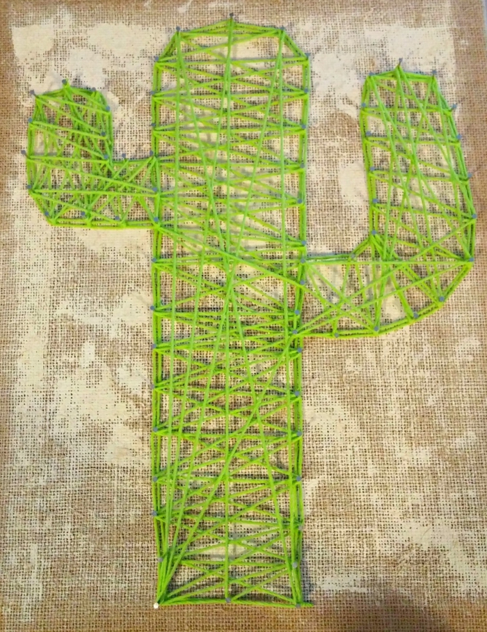 ein grüner Kaktus auf Brettchen mit Sackleinen umhüllt, um die Wüste darzustellen, Fadengrafik Vorlage