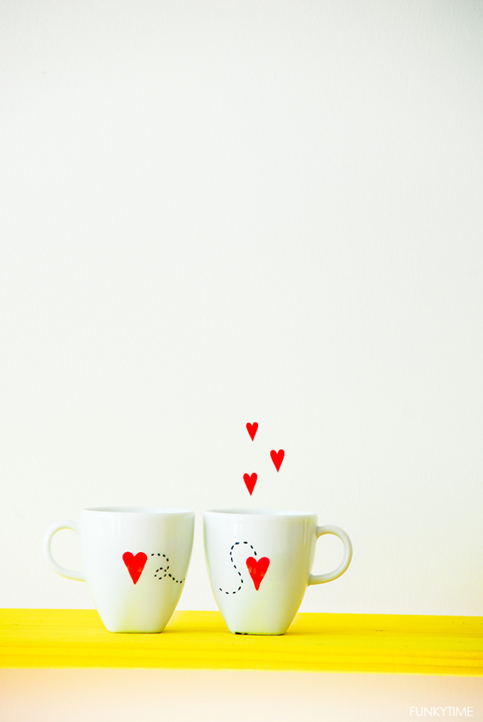 Tassen für verliebte Paare "Ich vermisse dich" mit kleinen roten Herzen