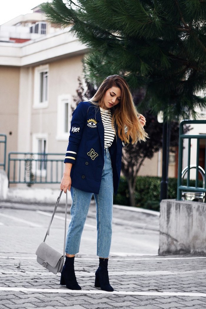 komplette outfits damen, jeans im retro stil dunkelgrauer mantel mit applikationen, haare im ombre-look