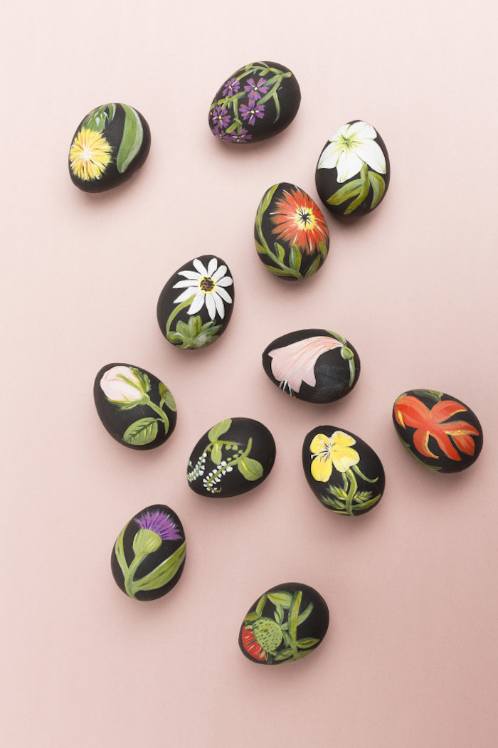 Ostereier kreativ färben, mit echten Blumen verzieren, DIY Osteridee für Erwachsene