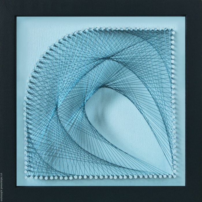 blaue Fadengrafik Anleitung, abstrakte Kunst mit blauen Stickfaden und silberne Nagel