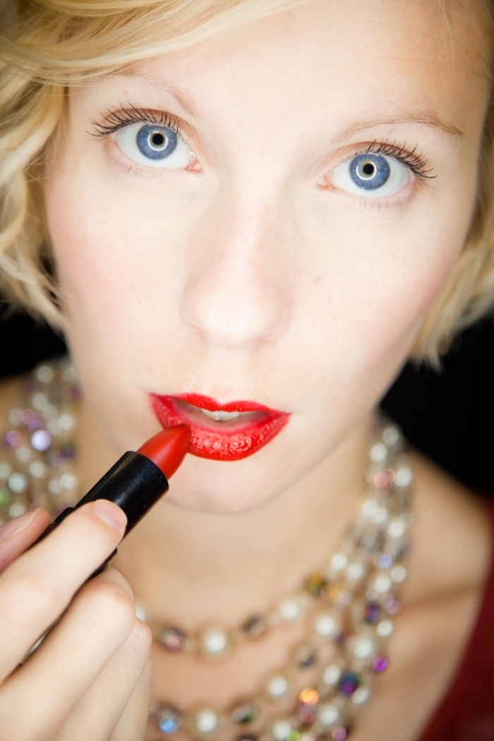 lippenstift richtig auftragen schöne bilderideen zum schminken blaue augen blonde haare dame