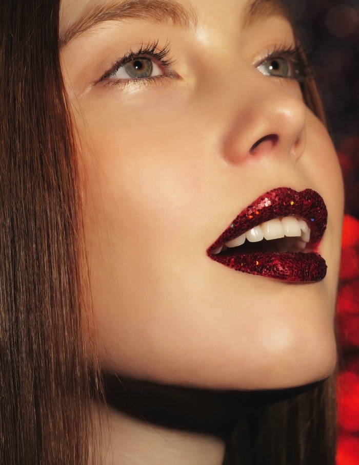 natürliche augenschminke mit roten lippen in den trendfarben der weihnachtlichen feiertagen