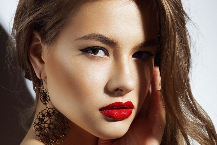 moderne damen mode bei der schminke trendfarben rote lippen, braune wangen dunkelbraune augenbrauen