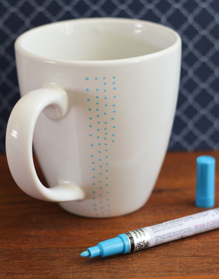 Kleine blaue Punkte auf einer weißen Porzellantasse, schnelle und einfache DIY Idee