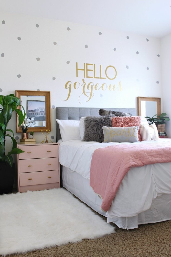 moderne Zimmer für Mädchen, rosa Bettwäsche und ein Wandtattoo mit einer Botschaft