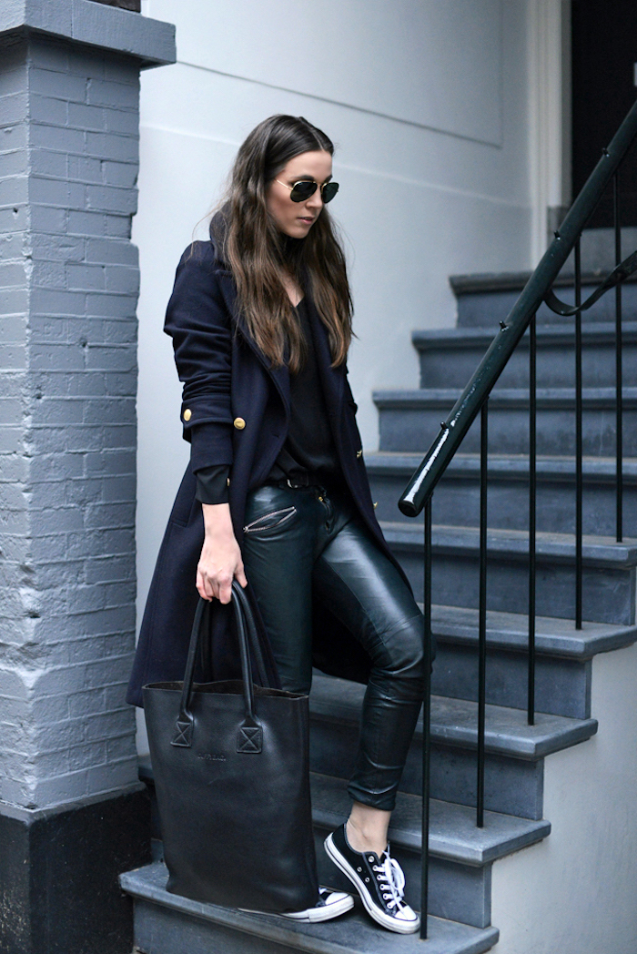 neueste modetrends, sportlich-eleganter alltags-outfit in schwarz, große tasche, sportschuhe