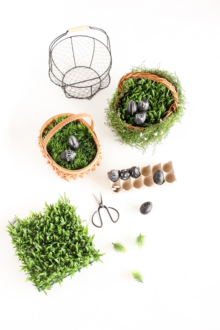 Korb voll mit künstlichem Gras und schwarzen Ostereiern, tolle Idee für Osterdeko