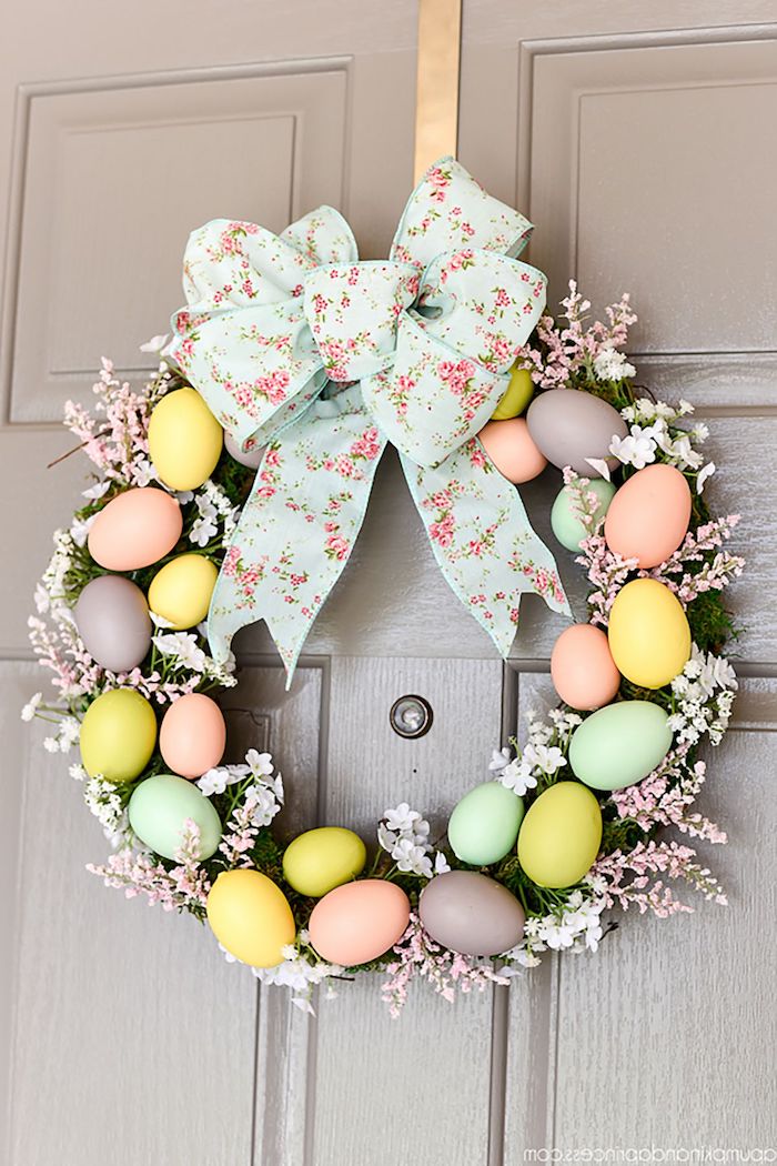 Schöner Osterkranz mit bunten Ostereiern