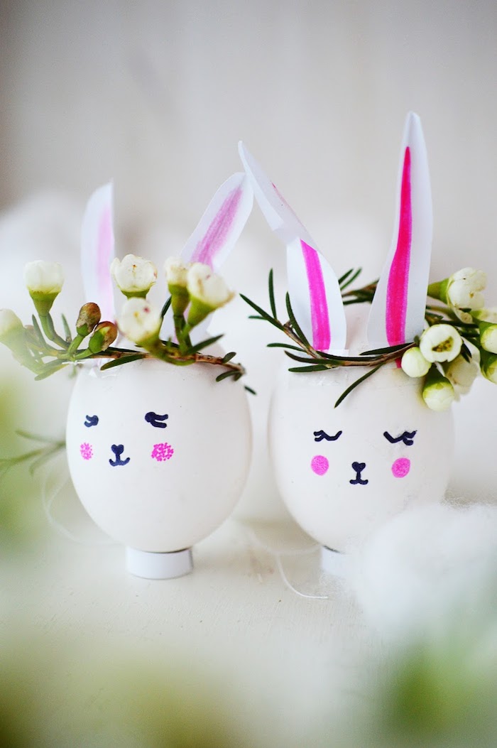 Ostereier kreativ verzieren, kleine Osterhasen basteln, Ohren aus Papier kleben, Gesichter mit Stift zeichnen, Kränze mit echten Blüten