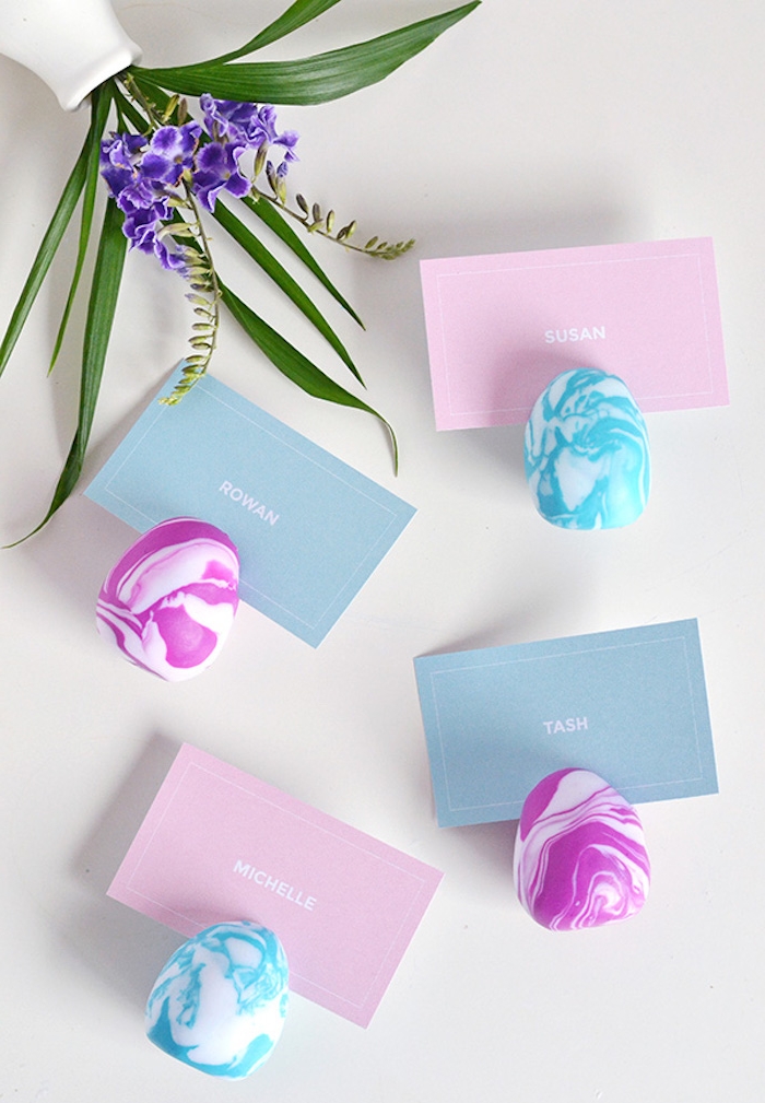 Kartenhalter aus Fimo , weiße Porzellanvase mit lila Blumen, Frühlingsdeko zum Selbermachen
