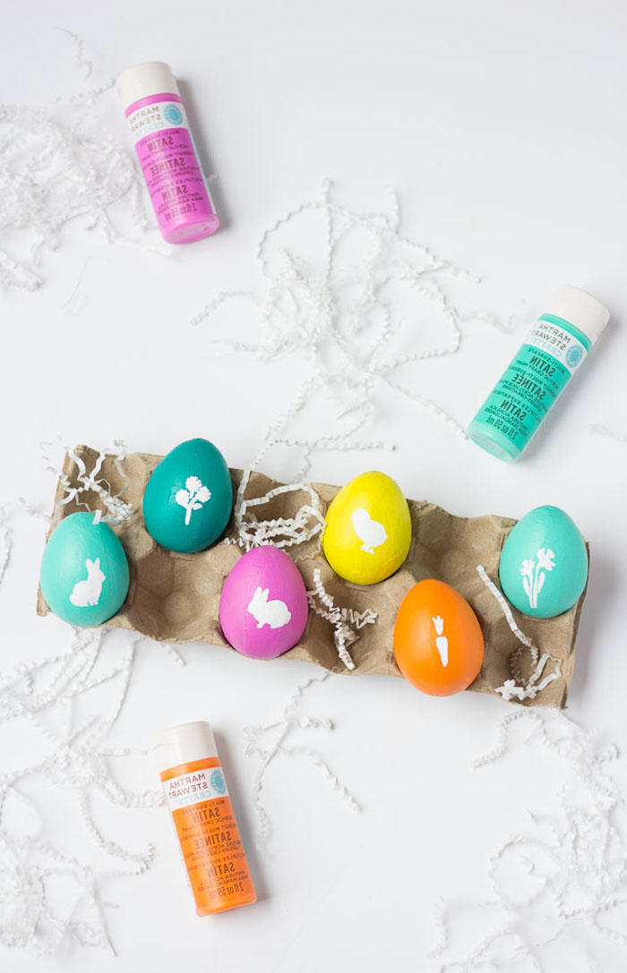 Bunte Ostereier mit kleinen weißen Motiven in Eierkarton, Ostereier kreativ färben und verzieren
