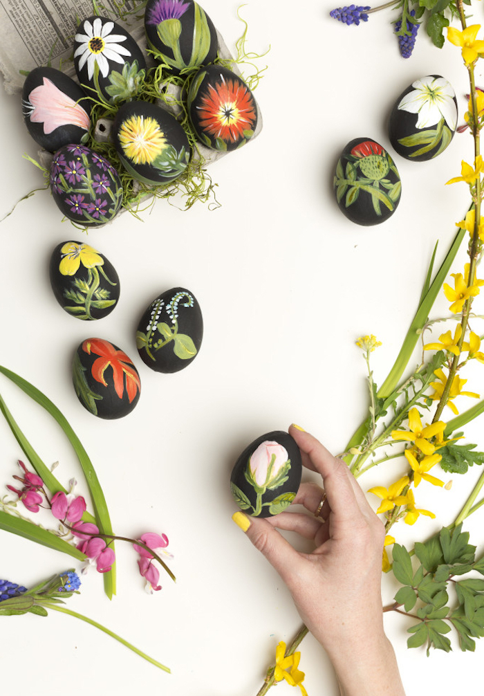 Ostereier mit Blumen verzieren, DIY Osteridee mit natürlichen Materialien