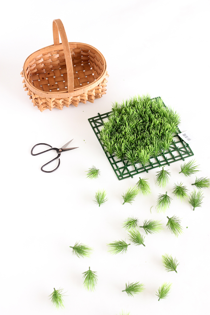 Korb für Ostereier verzieren, mit künstlichem Gras füllen, Osterdeko einfach selber machen