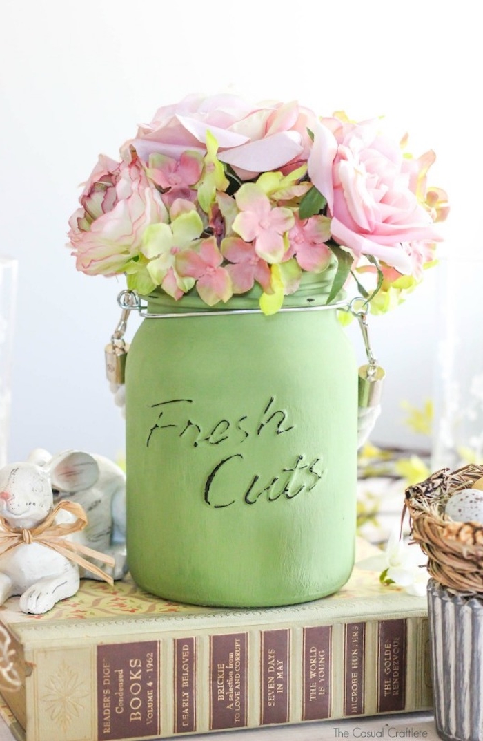 Grüne Vase aus Einmachglas, rosafarbene Frühlingsblumen, Tischdeko selber machen